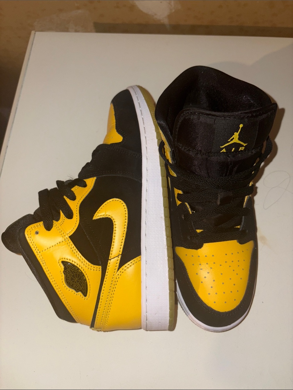 Air Jordan 1 Mid ‘New Love’